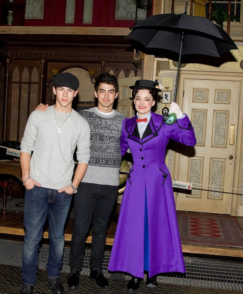 Photo Flash: Jonas Brothers Take in MARY POPPINS Image