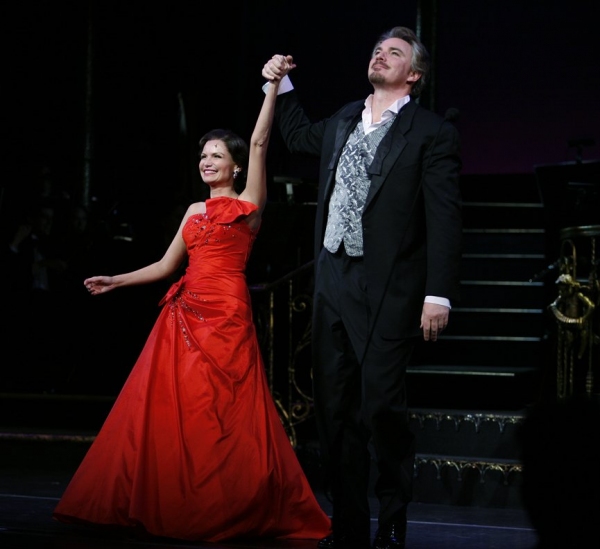 Kristin Chenoweth & Douglas Sills during the final performance curtain call for the N Photo