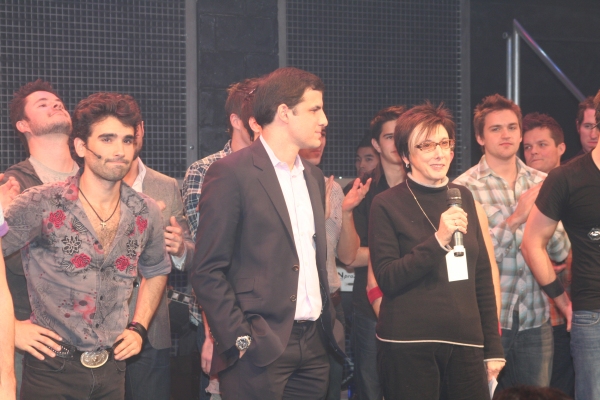 Mauricio Perez, Ken Davenport, Robyn Goodman and previous cast members Photo