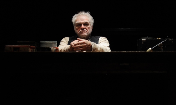 Photo Flash: Goodman Theatre Presents HUGHIE/KRAPP'S LAST TAPE Image