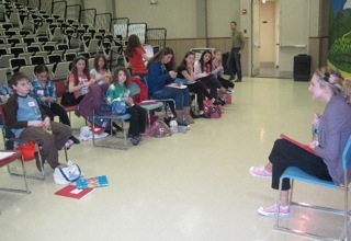 Bailey Hanks teaches children at LEGALLY BLONDE Workshop Photo