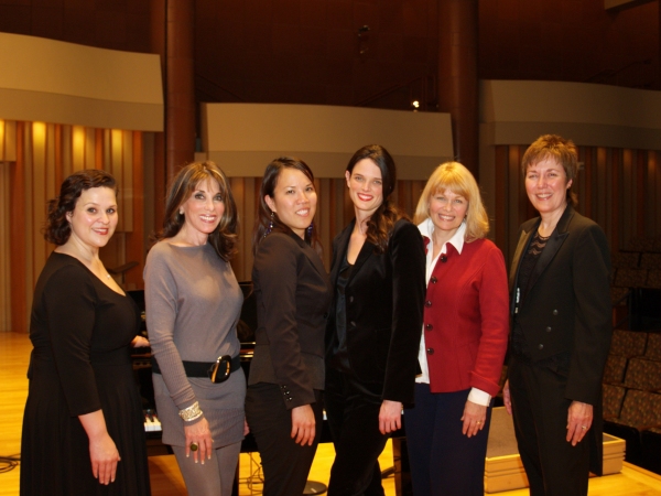  Kate Linder and Ilene Graff flanked by members of the Voxettes Photo