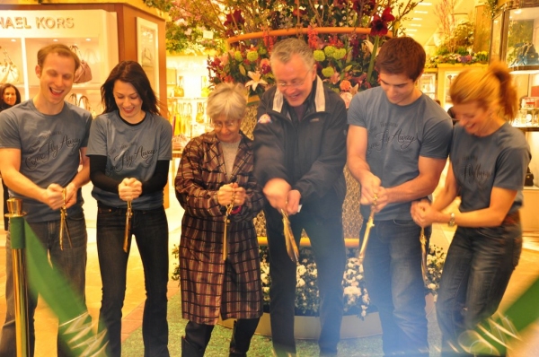 Photo Coverage: Tharp, COME FLY AWAY, and Tartaglia for Macy's Flower Show Image