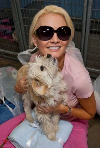 Photo Coverage: PEEPSHOW's Madison Donates Blankets to Needy Dogs Image