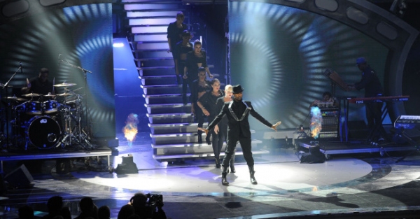 Photo Flash: Usher, Diddy, will.i.am & More On AMERICAN IDOL! Image