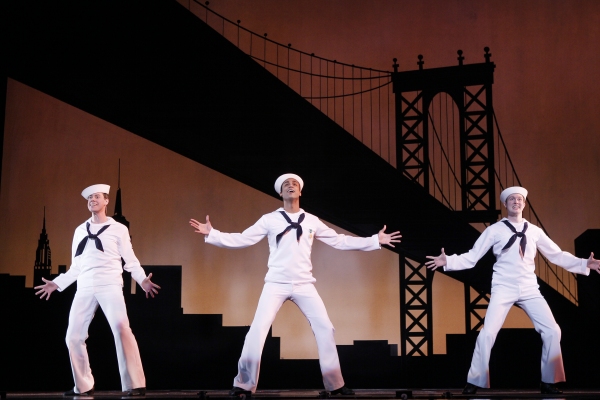 "New York, New York! It's a helluva town!" for sailors Ozzie (Greg McCormick Allen, l Photo