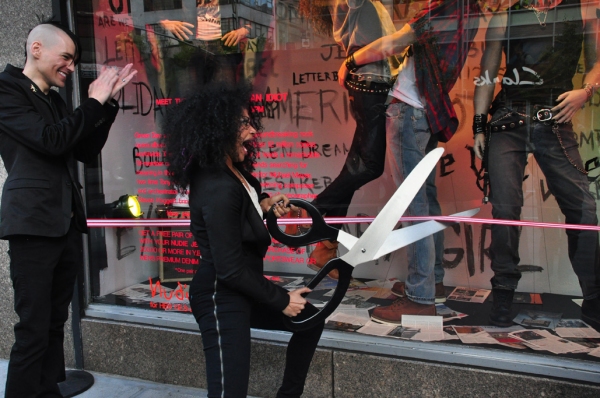Photos: AMERICAN IDIOT Unveils IDIOT-Themed Windows at Bloomies Image