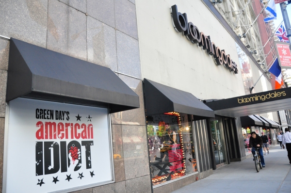 Photos: AMERICAN IDIOT Unveils IDIOT-Themed Windows at Bloomies Image