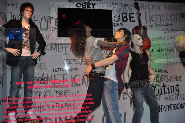 Photos: AMERICAN IDIOT Unveils IDIOT-Themed Windows at Bloomies Image