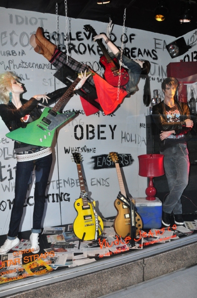 Photos: AMERICAN IDIOT Unveils IDIOT-Themed Windows at Bloomies Image