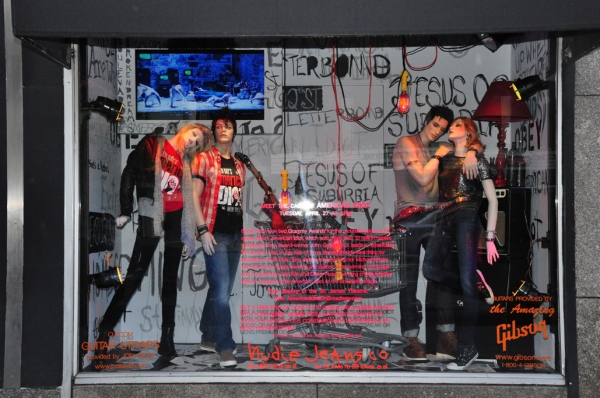 Photos: AMERICAN IDIOT Unveils IDIOT-Themed Windows at Bloomies Image