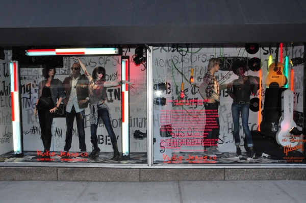 Photos: AMERICAN IDIOT Unveils IDIOT-Themed Windows at Bloomies Image