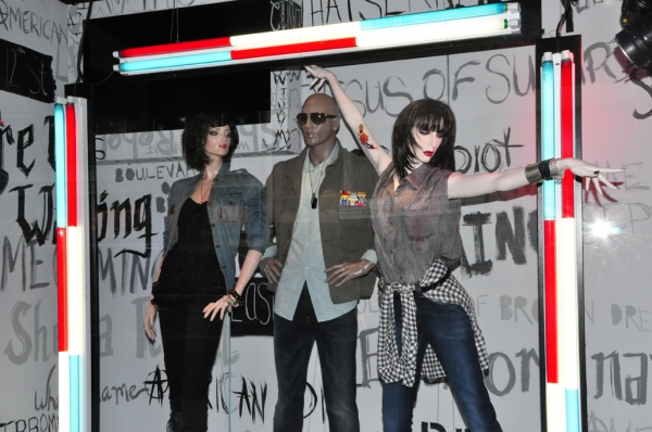 Photos: AMERICAN IDIOT Unveils IDIOT-Themed Windows at Bloomies Image