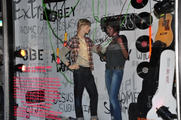 Photos: AMERICAN IDIOT Unveils IDIOT-Themed Windows at Bloomies Image