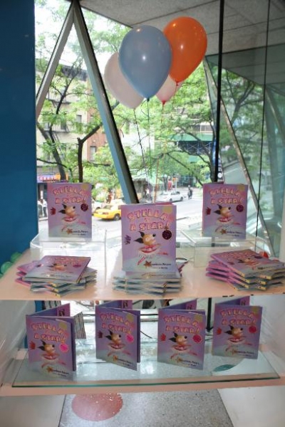 Photo Coverage: Bernadette Peters' 'Stella Is A Star' Book Signing Image