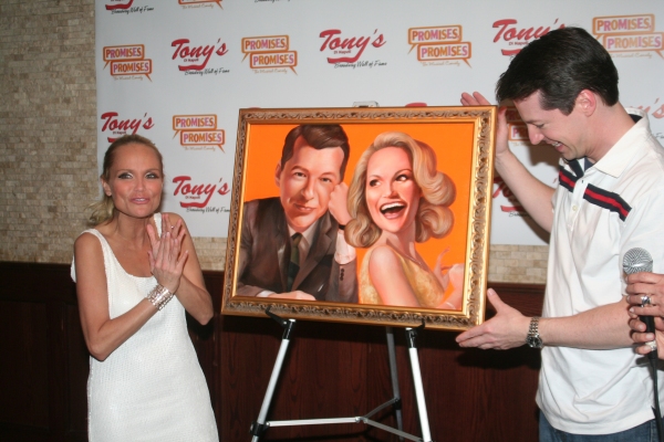 Photo Coverage: Tony diNapoli's Honors Chenoweth & Hayes with Portrait Image