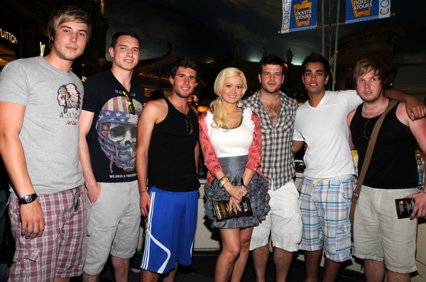 Photo Coverage: Holly Madison Sells Tix to PEEPSHOW for Animal Foundation 