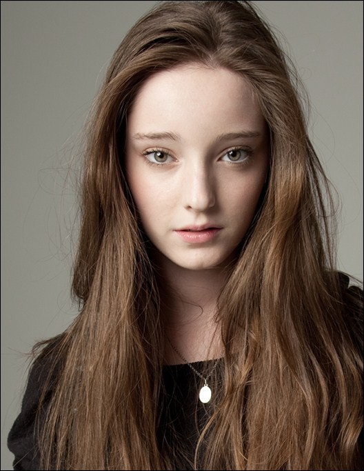 Emma Dumont Photo