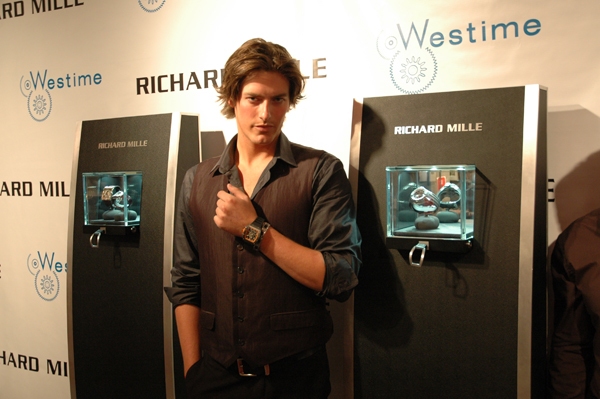 Photo Coverage: APLA Raises $235K with Art Auction Image