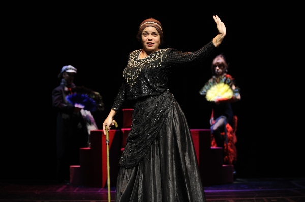 Photo Flash: Goodman's La Visita de la Vieja Dama Image