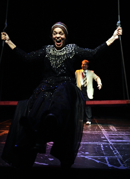 Photo Flash: Goodman's La Visita de la Vieja Dama Image