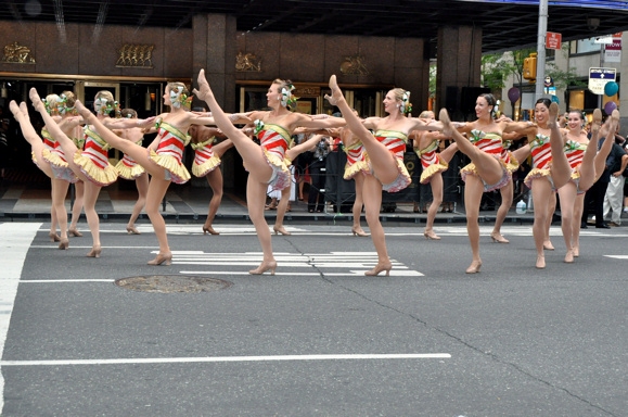 Photo Coverage: Rockettes Kick Off 2010 Radio City Chistmas Spectacular with Nationwide Kickline Image