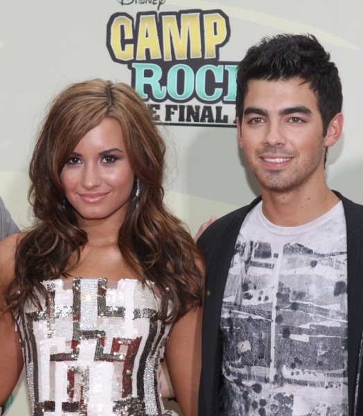 Joe Jonas and Demi Lovato Photo