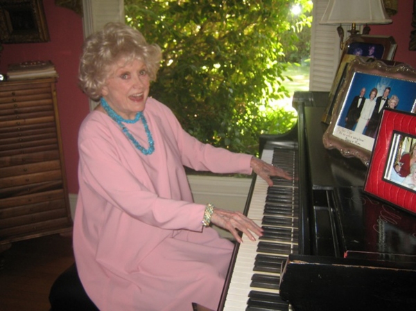 Phyllis Diller at the piano Photo