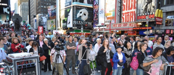 Photo Flash: Back2Broadway Hosts Karaoke in Times Square Image