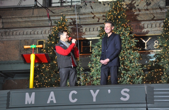 Photo Coverage: Macy's Herald Square Christmas Window Unveiling Spectacular Image