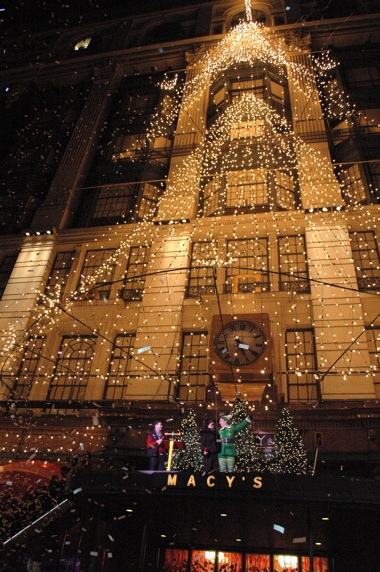 Photo Coverage: Macy's Herald Square Christmas Window Unveiling Spectacular Image