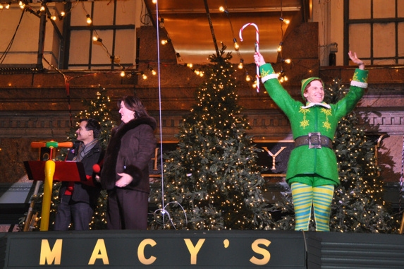Photo Coverage: Macy's Herald Square Christmas Window Unveiling Spectacular Image