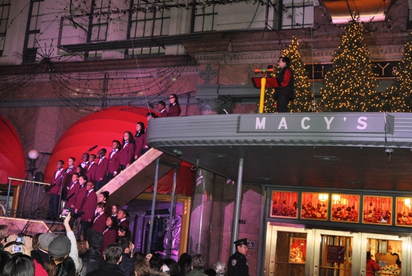 Photo Coverage: Macy's Herald Square Christmas Window Unveiling Spectacular 