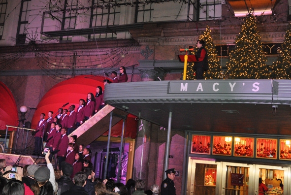 Photo Coverage: Macy's Herald Square Christmas Window Unveiling Spectacular Image