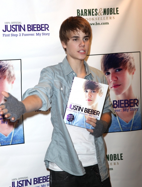 Photo Coverage: Justin Bieber Promotes New Memoir Image