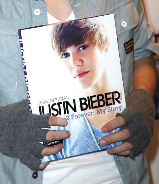 Photo Coverage: Justin Bieber Promotes New Memoir Image