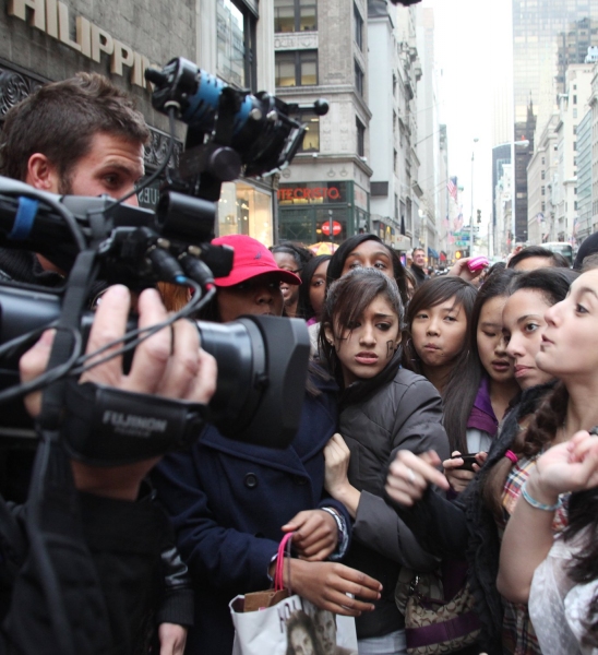 Photo Coverage: Justin Bieber Promotes New Memoir Image