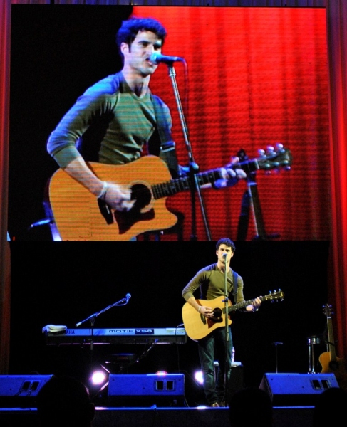 Photo Coverage: GLEE's Darren Criss Performs Live for Fans in Manila Image