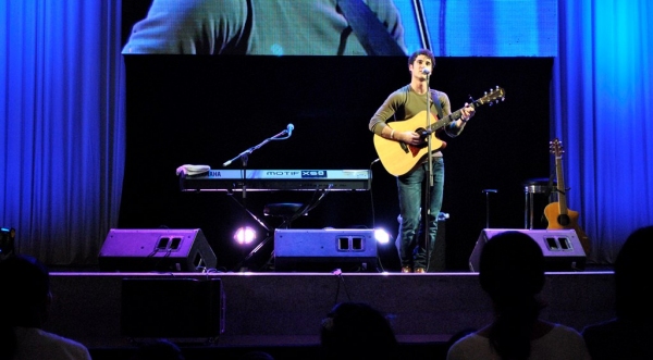 Photo Coverage: GLEE's Darren Criss Performs Live for Fans in Manila Image