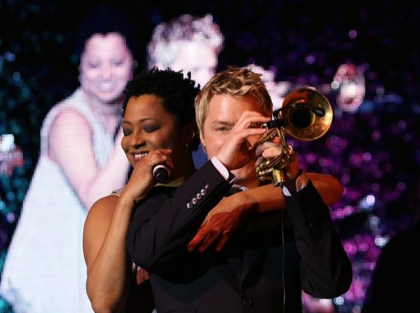 Lisa Fischer (L) and Grammy award winning performer Chris Botti  Photo