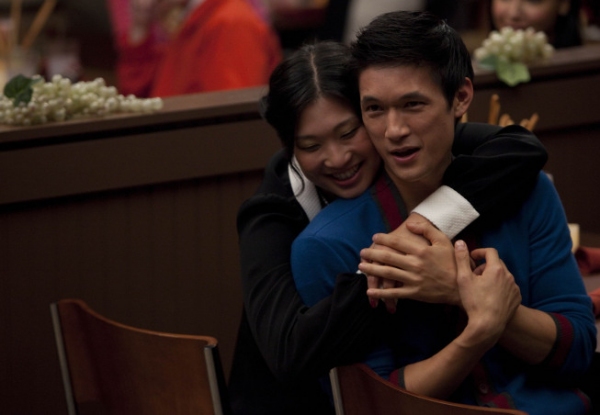 GLEE: Tina (Jenna Ushkowitz, L) and Mike (Harry Shum Jr., R) share a moment in the  Photo