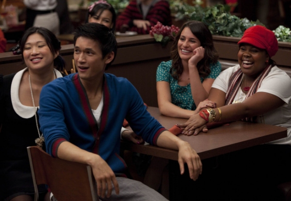 GLEE: The glee club gather at a restaurant for Valentine's Day in the "Silly Love Son Photo