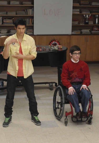 GLEE: Mike (Harry Shum Jr., L) and Artie (Kevin McHale, R) perform in the  Photo