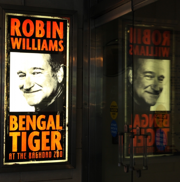 Photo Coverage: Robin Williams & BENGAL TIGER AT THE BAGHDAD ZOO Meet the Press! Image