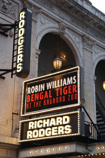 Photo Coverage: Robin Williams & BENGAL TIGER AT THE BAGHDAD ZOO Meet the Press! Image