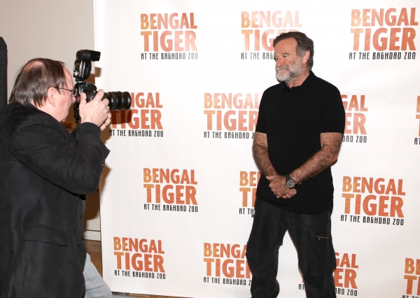 Photo Coverage: Robin Williams & BENGAL TIGER AT THE BAGHDAD ZOO Meet the Press! Image