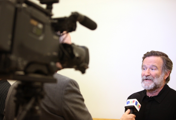 Photo Coverage: Robin Williams & BENGAL TIGER AT THE BAGHDAD ZOO Meet the Press! Image