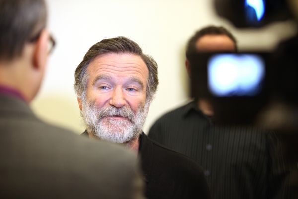 Photo Coverage: Robin Williams & BENGAL TIGER AT THE BAGHDAD ZOO Meet the Press! Image