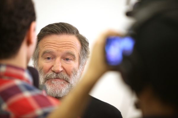 Photo Coverage: Robin Williams & BENGAL TIGER AT THE BAGHDAD ZOO Meet the Press! Image