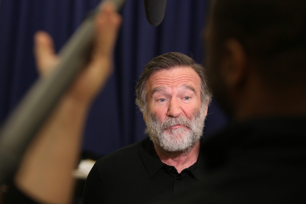 Photo Coverage: Robin Williams & BENGAL TIGER AT THE BAGHDAD ZOO Meet the Press! Image